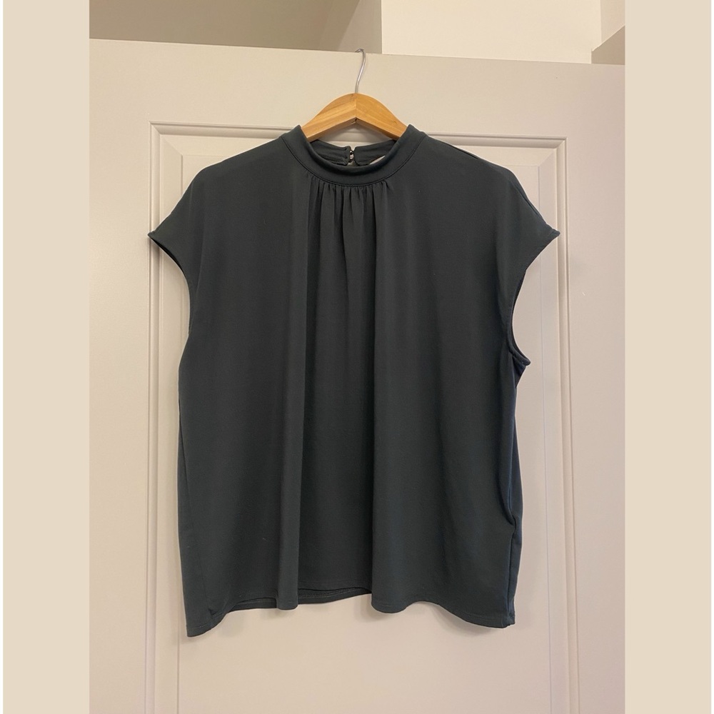 💚 H&M EUC Dark Green Fitted Collar with Pleated Neckline Blouse